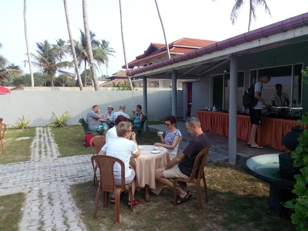 Rainbow Beach Hotel Hikkaduwa Bagian luar foto