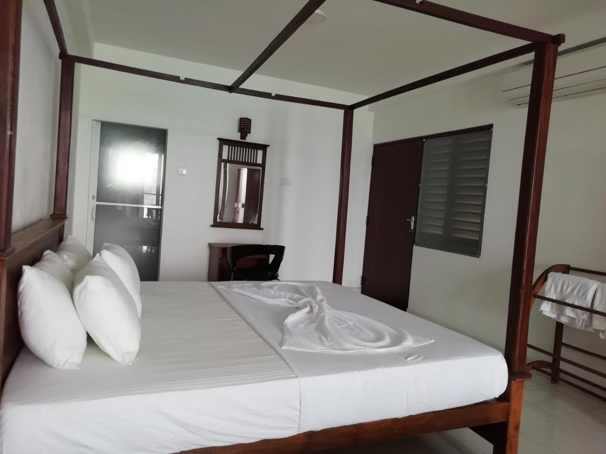 Rainbow Beach Hotel Hikkaduwa Bagian luar foto